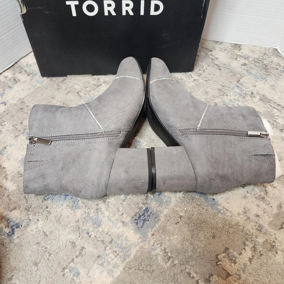 Torrid 7.5W Rhinestone Grey Faux Suede Ankle Booties New With Box - Picture 14 of 17